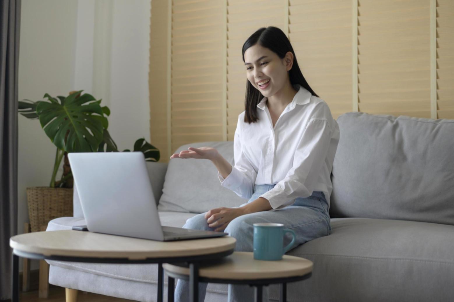 Bureau d'entrepreneur avec documents de travail et ordinateur
