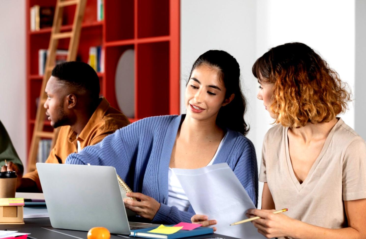 Entrepreneur analysant ses résultats financiers positifs