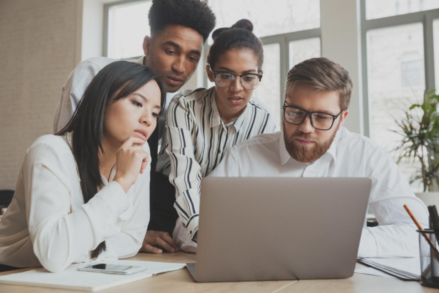 Entrepreneur travaillant sur son business plan avec un accompagnement personnalisé